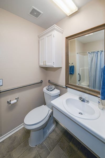 Willowood_at_Mustang_Senior_Living_Bathroom