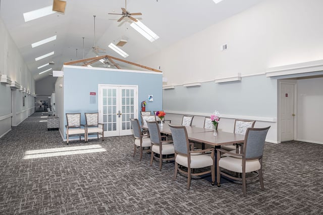 Willowood_at_Mustang_Senior_Living_Dining_Area-1