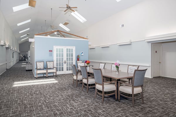 Willowood_at_Mustang_Senior_Living_Dining_Area