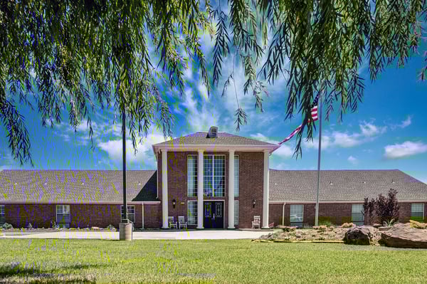 Willowood_at_Mustang_Senior_Living_Exterior_Centered