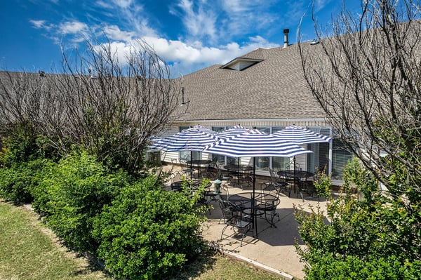 Willowood_at_Mustang_Senior_Living_Outdoor_Patio_2