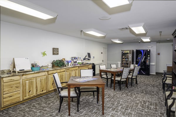 Willowood_at_Mustang_Senior_Living_Recreation_Area