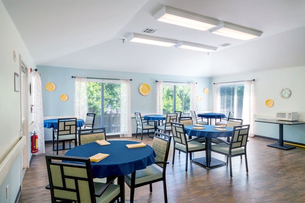 Willowood_at_Mustang_Senior_Living_Small_Dining_Area
